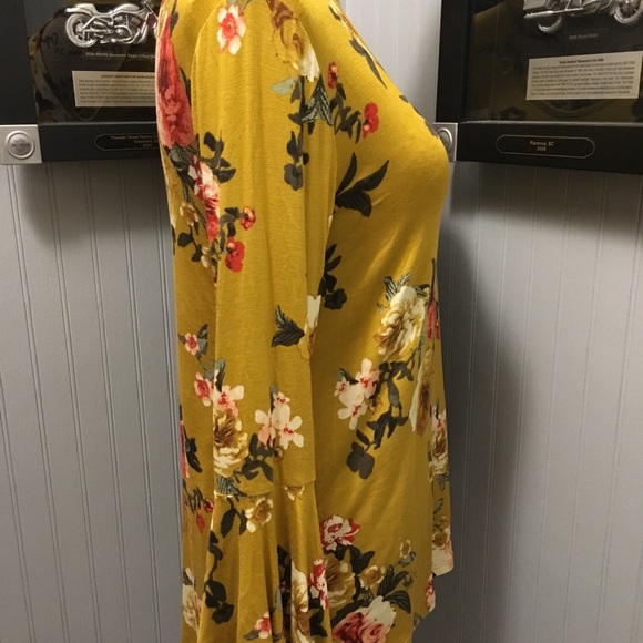 Floral Bell Sleeve Tunic - Picture 8 of 8